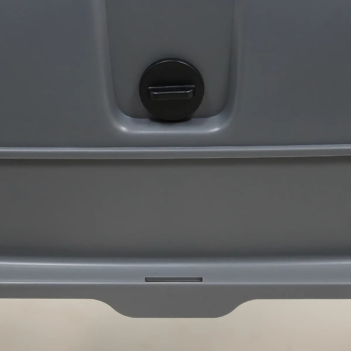 Close-up of the Catmos enclosed cat litter box grey latch and lid detail at Zigly